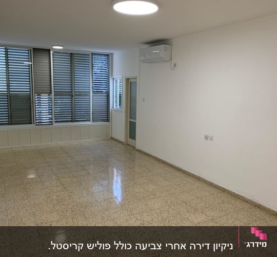 חדר ריק עם רצפה נקייה וחלונות גדולים